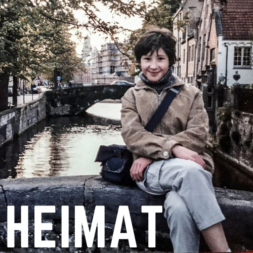 Alja op een brug toen ze jong was, podcast Heimat